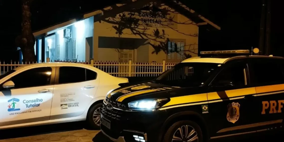 Menino de 8 anos é encontrado sozinho após fugir de ambiente de violência em SC