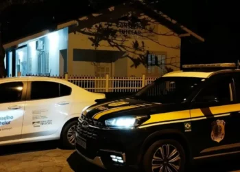 Menino de 8 anos é encontrado sozinho após fugir de ambiente de violência em SC