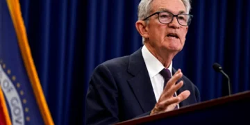 Powell: economia dos EUA está mais firme, mas contratações e demissões baixas seguem