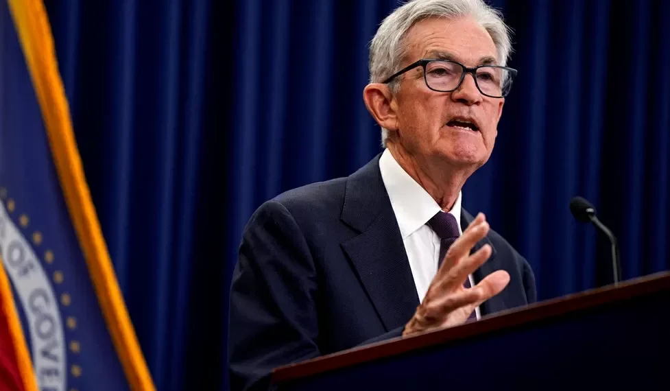 Powell: economia dos EUA está mais firme, mas contratações e demissões baixas seguem