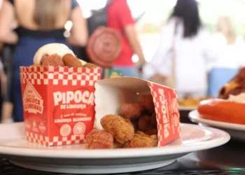 Sucesso na Oktoberfest: pipoca de linguiça ultrapassa 600 mil unidades vendidas