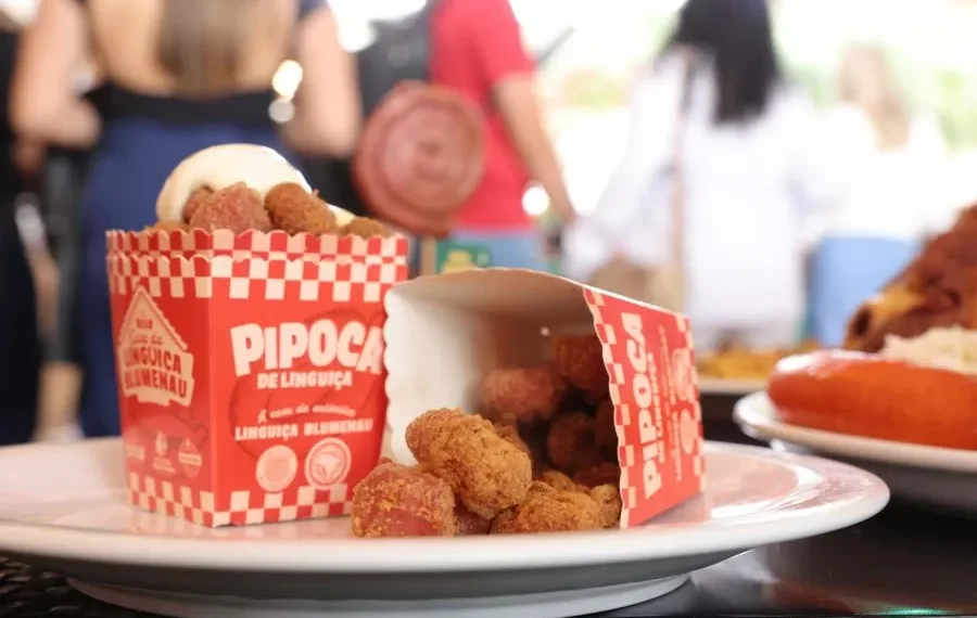 Sucesso na Oktoberfest: pipoca de linguiça ultrapassa 600 mil unidades vendidas