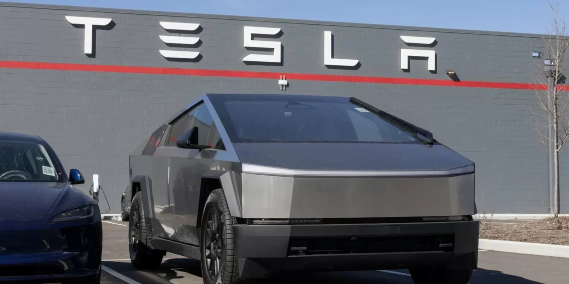 Tesla faz novo recall do Cybertruck após falha na fixação da barra de luz