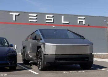 Tesla faz novo recall do Cybertruck após falha na fixação da barra de luz