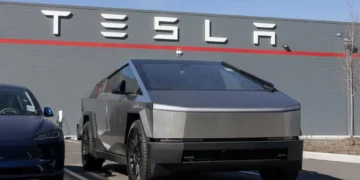 Tesla faz novo recall do Cybertruck após falha na fixação da barra de luz