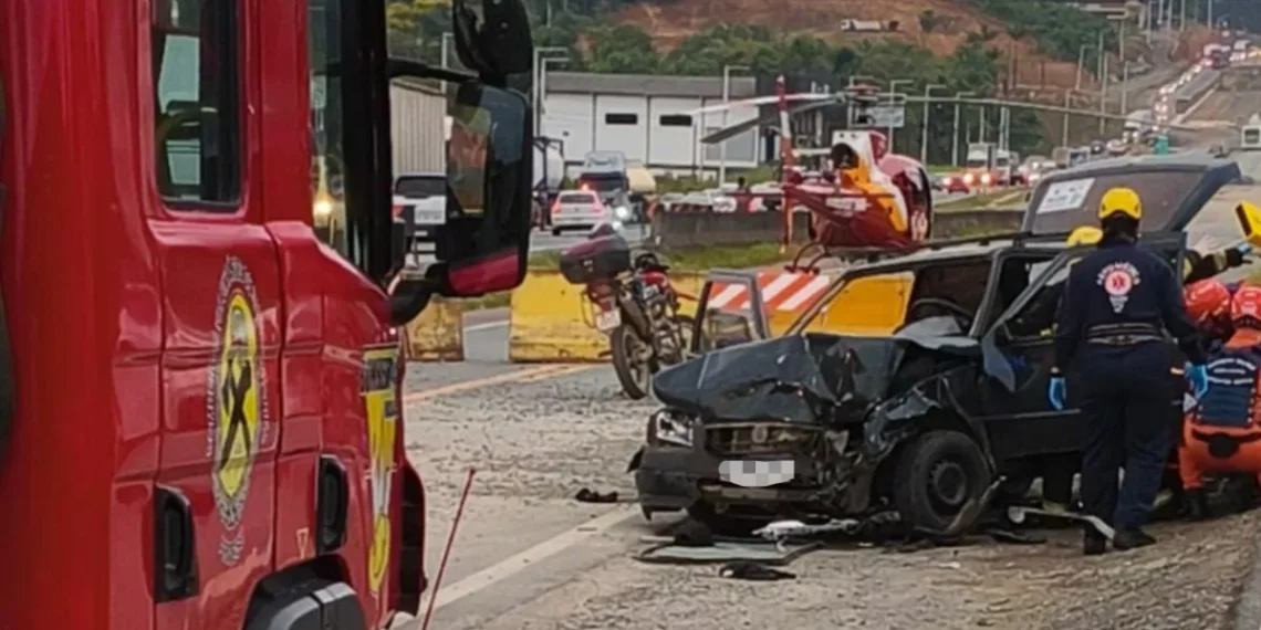 Colisão entre veículos na BR-470, em Indaial, deixa três pessoas feridas