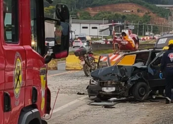 Colisão entre veículos na BR-470, em Indaial, deixa três pessoas feridas