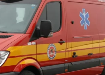 Barras de metal despencam e ferem funcionário em supermercado de Blumenau
