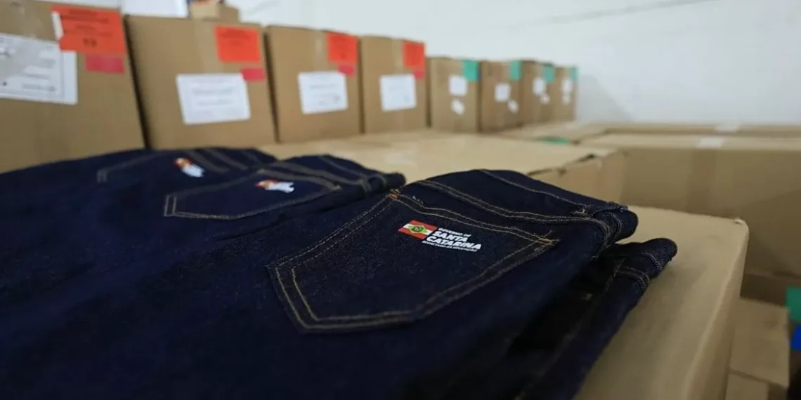 SC distribui 440 mil calças jeans para estudantes do ensino médio da rede estadual