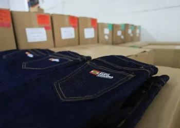 SC distribui 440 mil calças jeans para estudantes do ensino médio da rede estadual