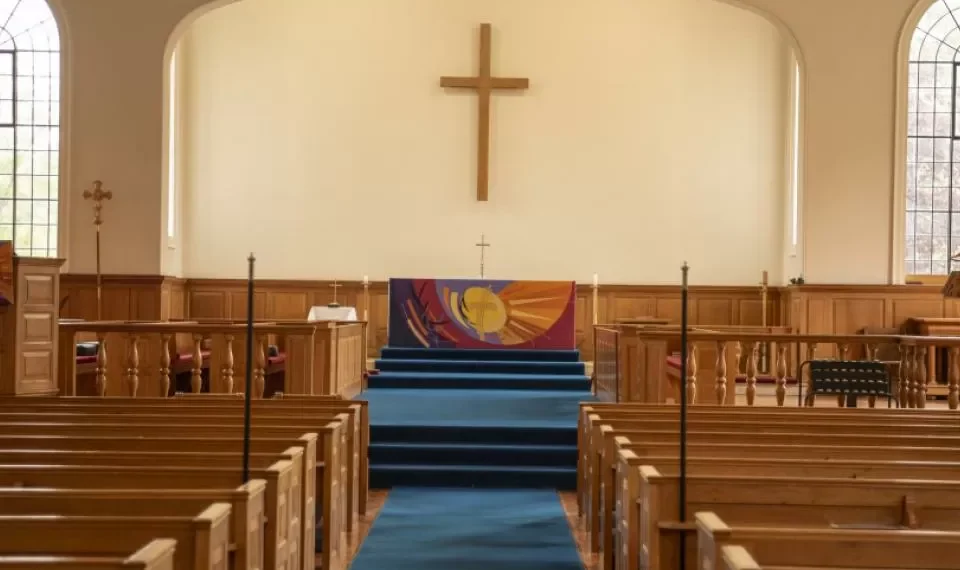 Video: captan a sacerdote en momento íntimo con la prometida de un feligrés