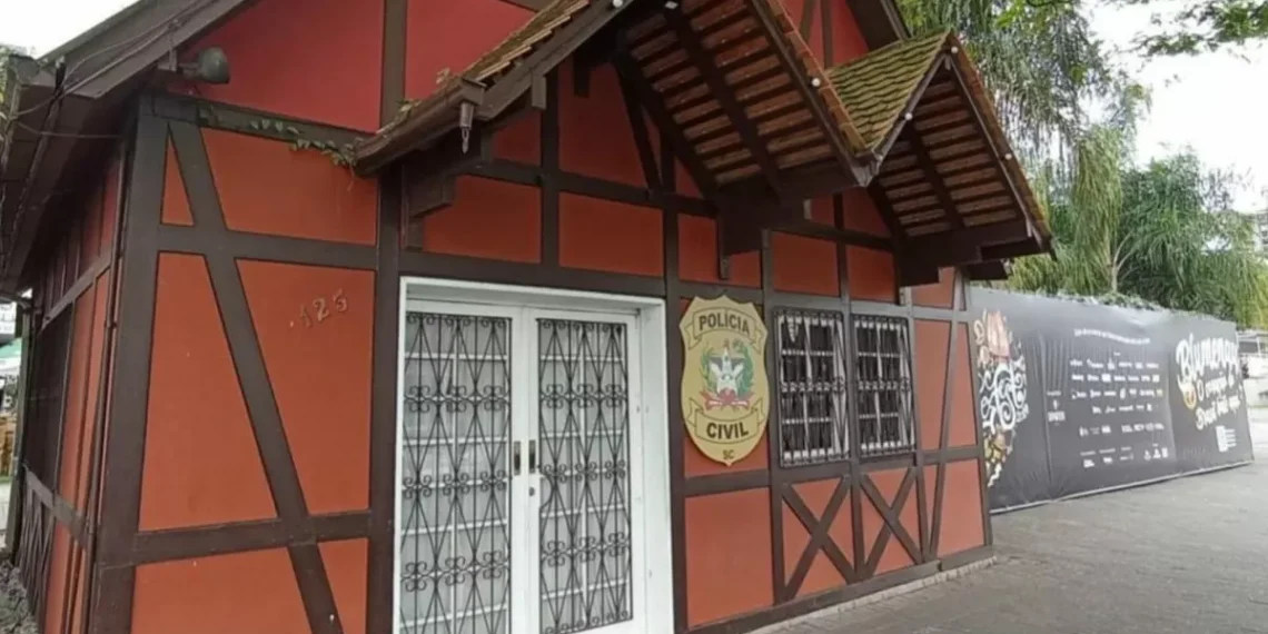 Homem com mandado de prisão é capturado durante a abertura da Oktoberfest, em Blumenau