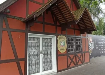 Homem com mandado de prisão é capturado durante a abertura da Oktoberfest, em Blumenau