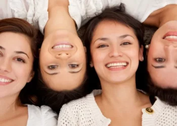 Este es el pueblo de Colombia donde viven las mujeres más bonitas, según la IA