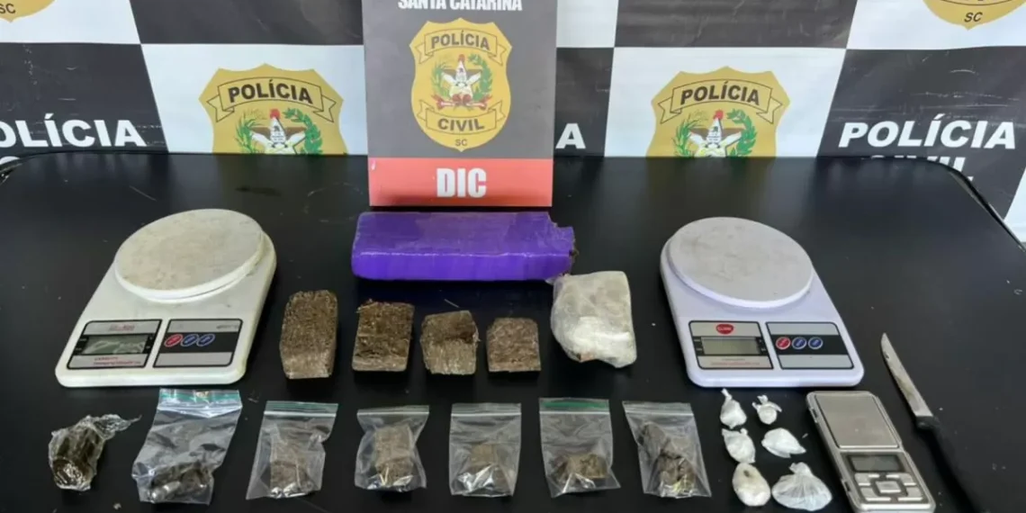 Denúncias anônimas levam à prisão de dois homens em ponto de tráfico de drogas em Indaial