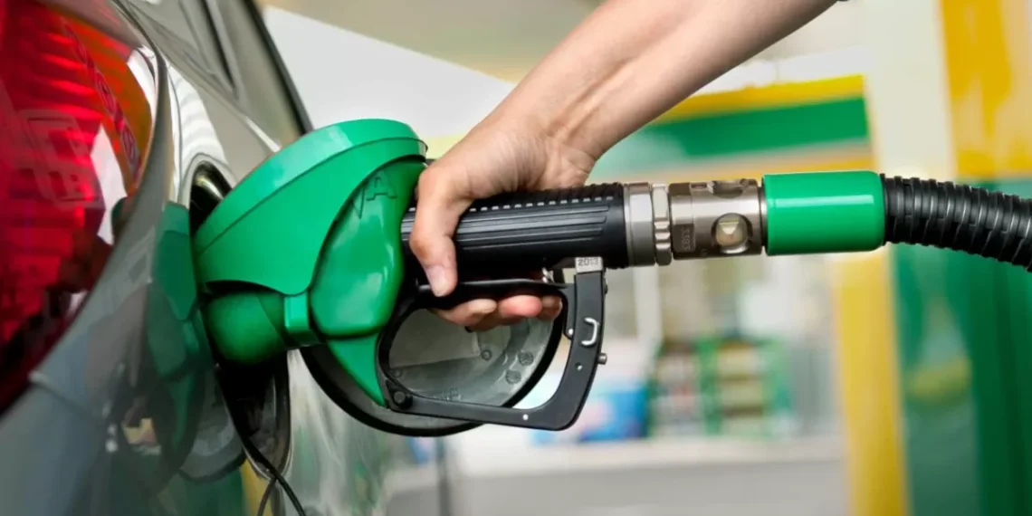 Gasolina fica mais barata para as distribuidoras a partir desta terça com nova redução da Petrobras