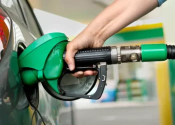 Gasolina fica mais barata para as distribuidoras a partir desta terça com nova redução da Petrobras