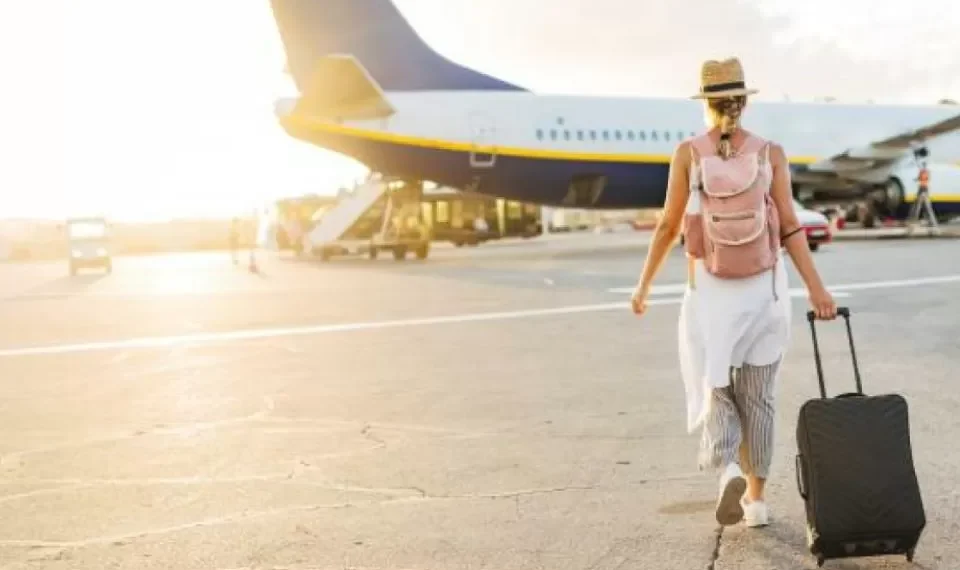 Este es el mejor momento del día para comprar vuelos baratos en Colombia, según la IA