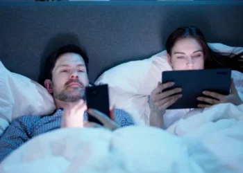Si tiene problemas en la intimidad puede ser a causa de su móvil: las 5 razones