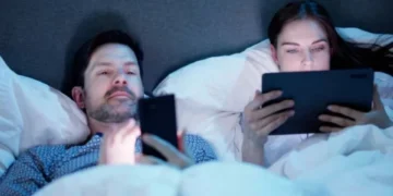 Si tiene problemas en la intimidad puede ser a causa de su móvil: las 5 razones