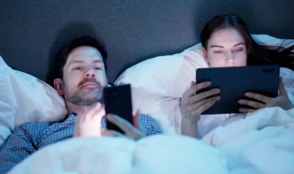 Si tiene problemas en la intimidad puede ser a causa de su móvil: las 5 razones
