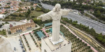 Cristo Rei vai iluminar-se de rosa para sensibilizar sobre cancro de mama