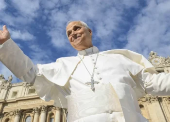 Papa elogia exemplo de “homens e mulheres autênticos” dos santos, unindo fé e luta pela justiça