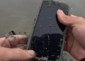 Jovem encontra iPhone intacto enterrado na areia de BC e devolve à dona