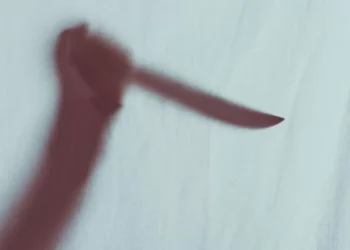 Mulher é esfaqueada após ser levada a emboscada pelo próprio companheiro, em Gaspar