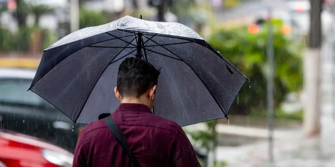 Frente fria provoca chuvas e temporais em Santa Catarina; Defesa Civil em alerta