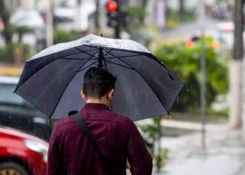 Frente fria provoca chuvas e temporais em Santa Catarina; Defesa Civil em alerta