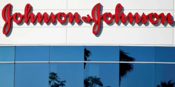 Johnson & Johnson condenada a pagar 966 milhões de dólares por caso de cancro ligado a talco