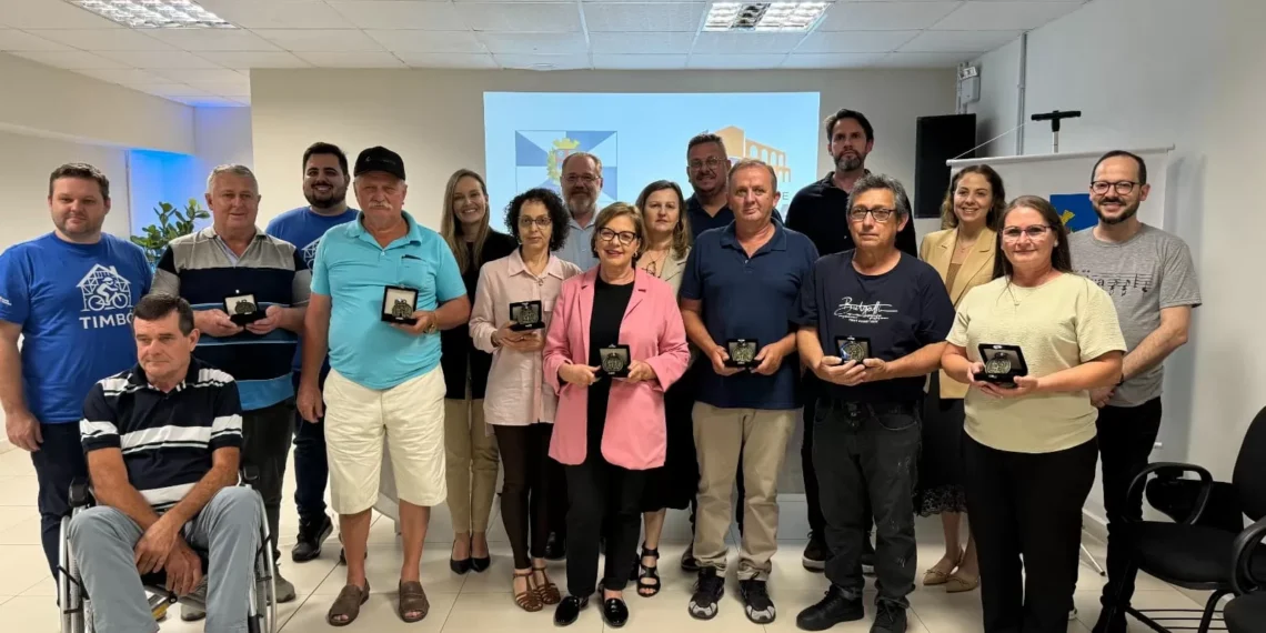 Timbó homenageia servidores com a Medalha Horácio Cristofolini em celebração ao Dia do Servidor Público