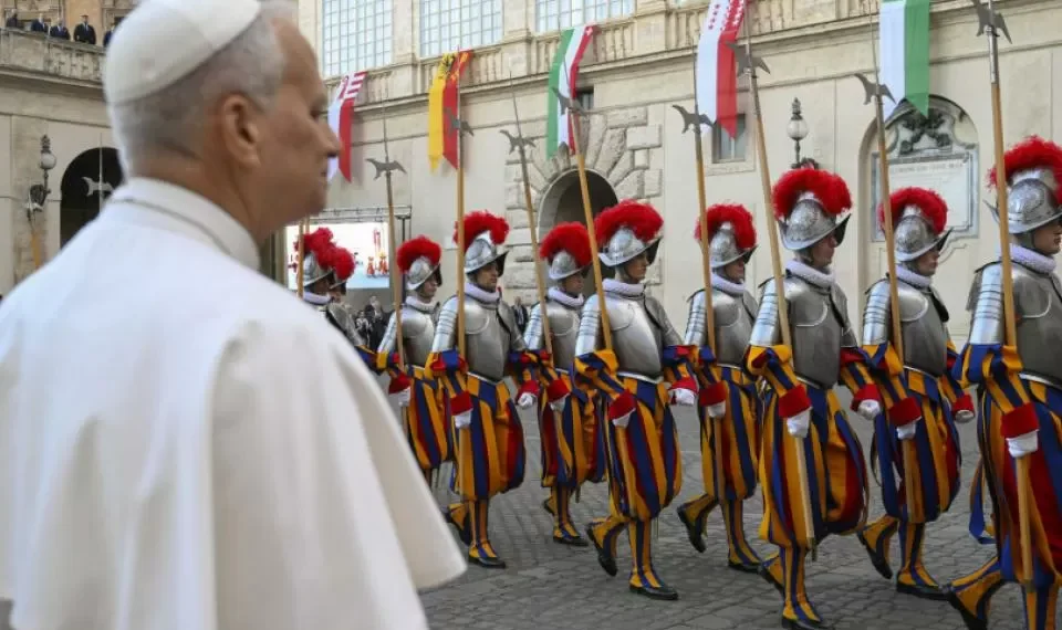 Los nuevos soldados de la Guardia Suiza juran por primera vez ante el papa León XIV