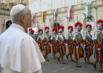 Los nuevos soldados de la Guardia Suiza juran por primera vez ante el papa León XIV
