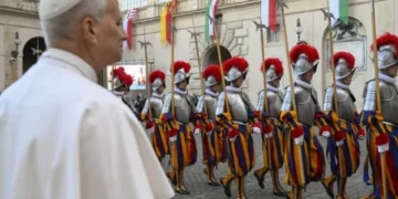 Los nuevos soldados de la Guardia Suiza juran por primera vez ante el papa León XIV