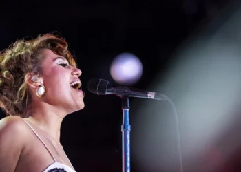 Raye recupera carro e letras do segundo álbum um ano após roubo