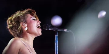 Raye recupera carro e letras do segundo álbum um ano após roubo