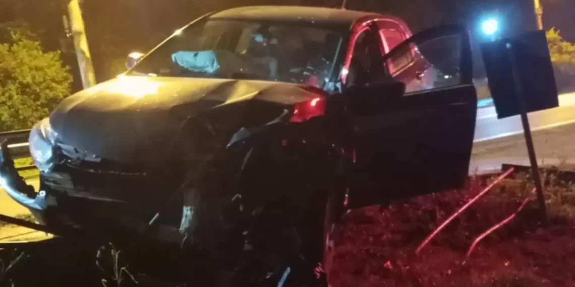 Carro colide contra ponte e interrompe passagem de pedestres na BR-470 em Ascurra