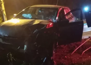 Carro colide contra ponte e interrompe passagem de pedestres na BR-470 em Ascurra
