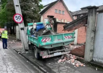 Caminhão causa danos ao atingir poste e muro, em Blumenau