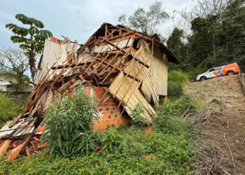 Casa desaba em Timbó e Defesa Civil alerta para risco de novos desabamentos
