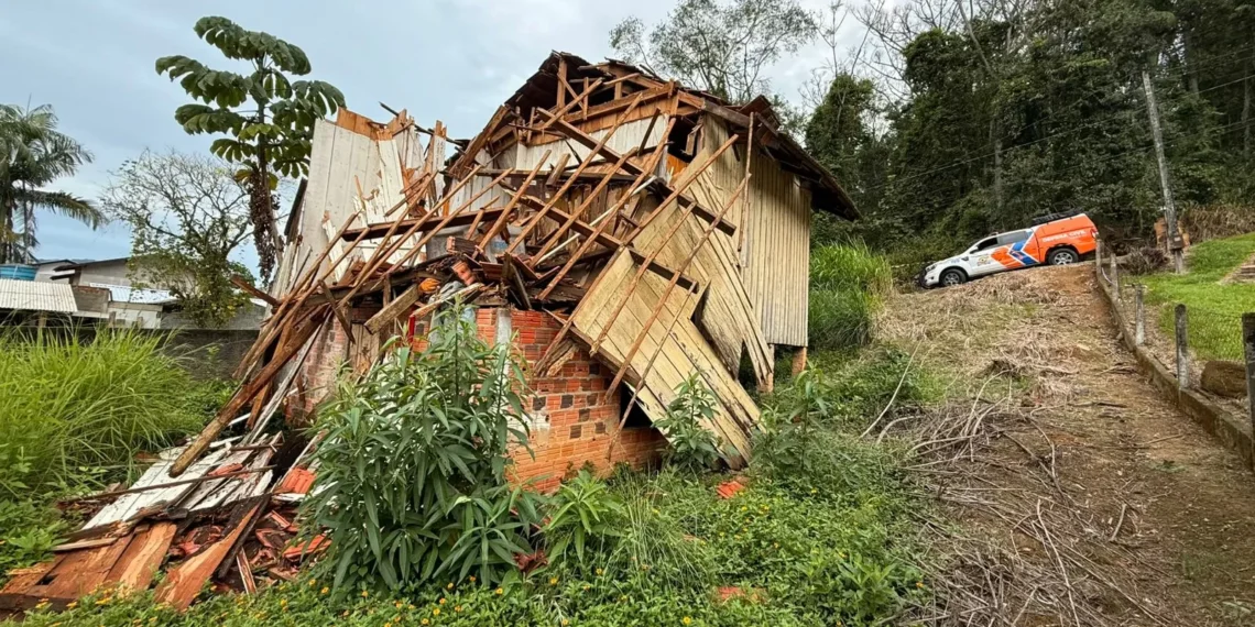 Casa desaba em Timbó e Defesa Civil alerta para risco de novos desabamentos