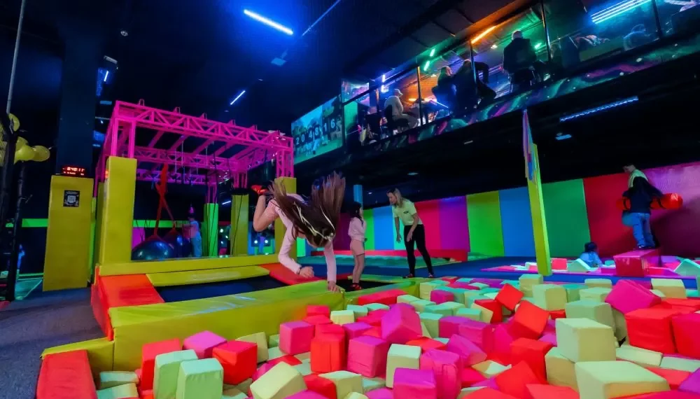 Wow Park celebra 2 anos em SC com festas que resgatam a infância e diversão sem telas