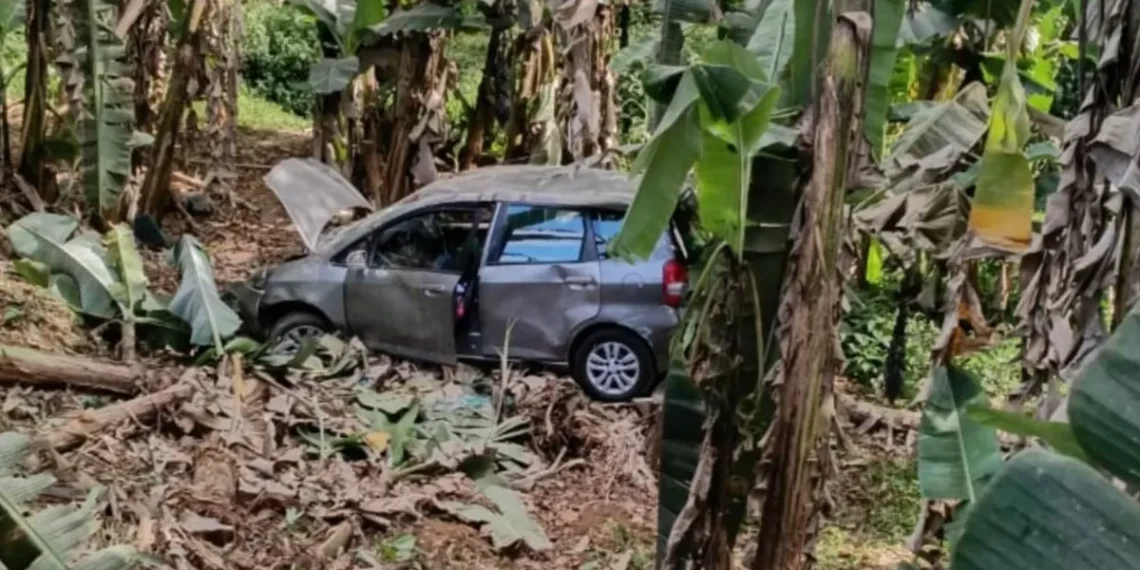 Criança e mãe ficam feridas em capotamento no bairro Encano do Norte, em Indaial