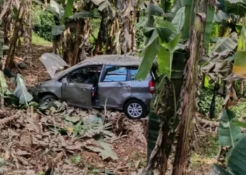 Criança e mãe ficam feridas em capotamento no bairro Encano do Norte, em Indaial