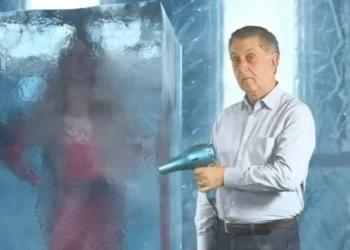 Prefeito de Florianópolis entra no clima e ‘descongela’ Mariah Carey em vídeo para divulgar o Natal na cidade