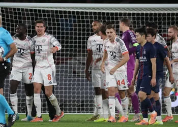 Bayern vence em casa do campeão europeu PSG, mesmo reduzido a dez