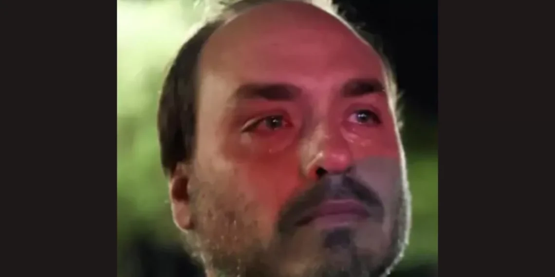 Foto chorando: Carlos Bolsonaro publica imagem e afirma que Jair Bolsonaro foi “esmagado pelo peso da lei”