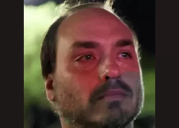 Foto chorando: Carlos Bolsonaro publica imagem e afirma que Jair Bolsonaro foi “esmagado pelo peso da lei”